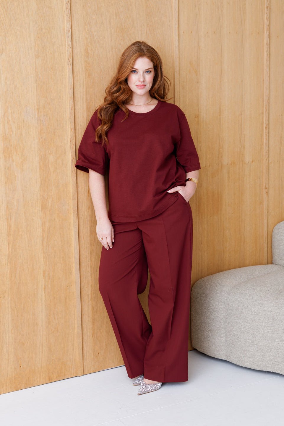 Base Level Curvy: bordeauxrood shirt met een wijde pantalon