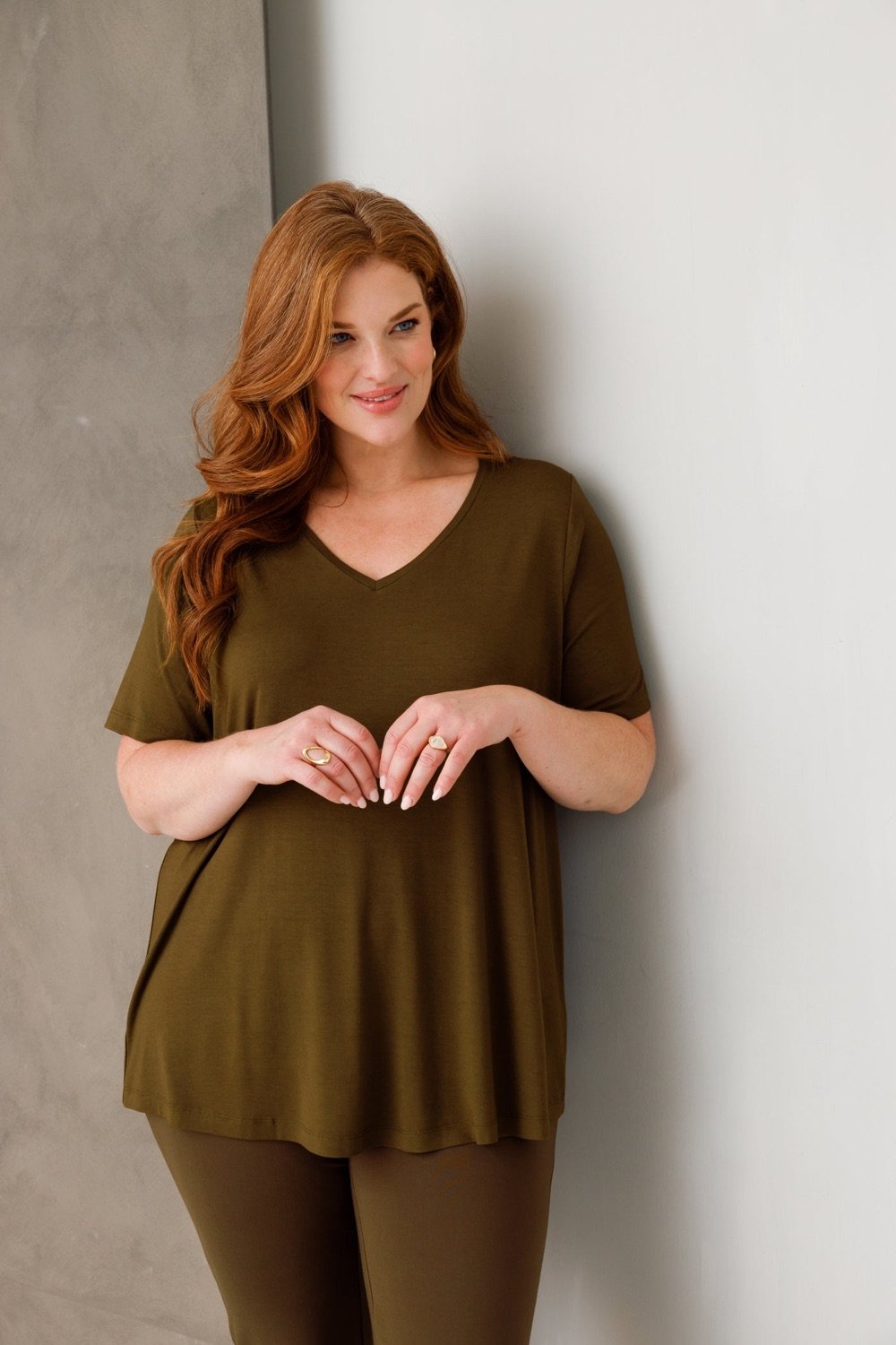 Base Level Curvy: olijfgroen shirt met V-hals
