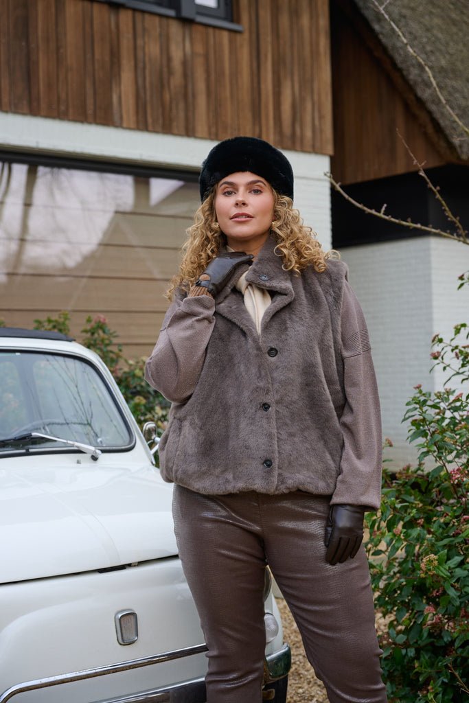 Exxcellent: teddy jasje over een lichte blouse met bruine broek