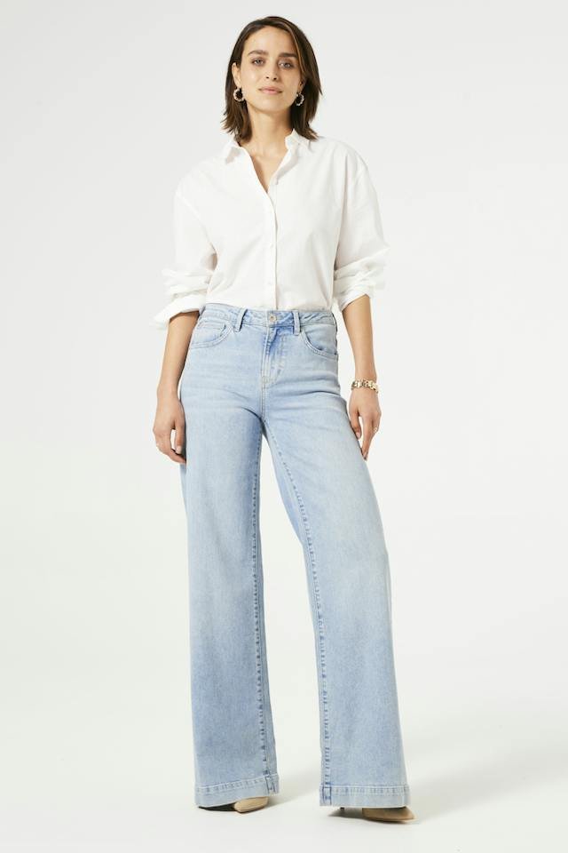 Garcia: witte blouse met lichte jeans