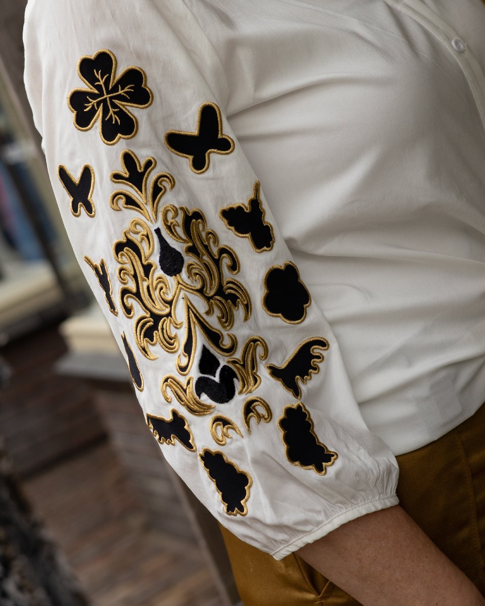 Detail van een geborduurde blouse uit de winkel